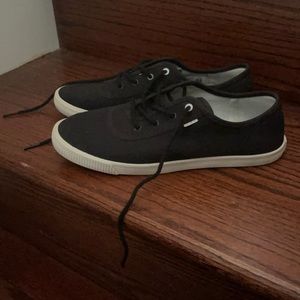 Women’s size 8 TOMS